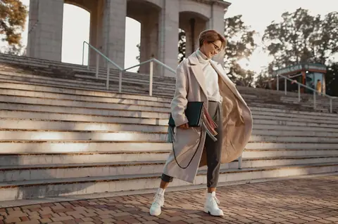 Sneakers bordeaux femme en été 2026 : 5 looks tendance et les bonnes couleurs