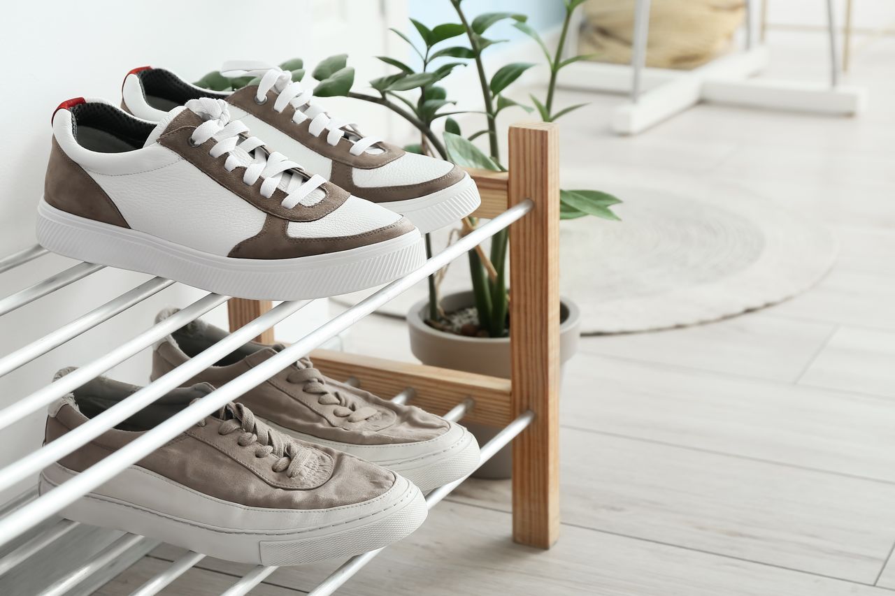 Boîtes transparentes empilées avec sneakers rangées proprement dans un petit appartement moderne et cosy.