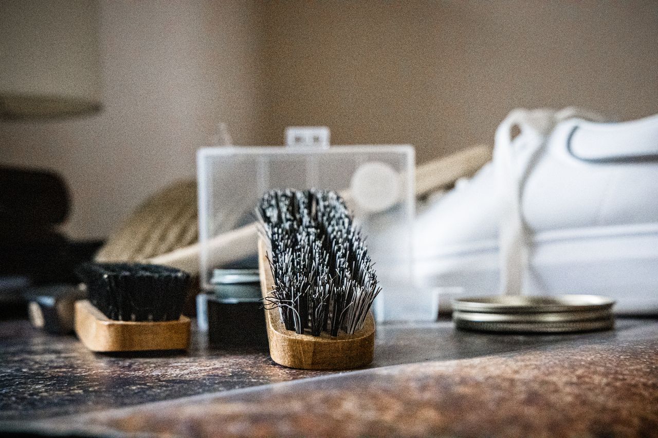 Brosses et sneaker prêtes pour le nettoyage