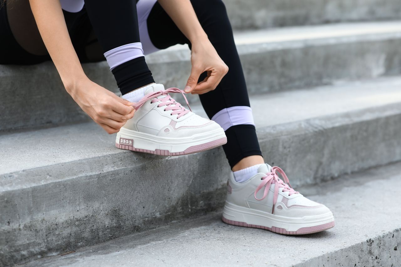 Comparatif de cinq baskets femme confortables en ville, style urbain et lumière naturelle à Bordeaux.