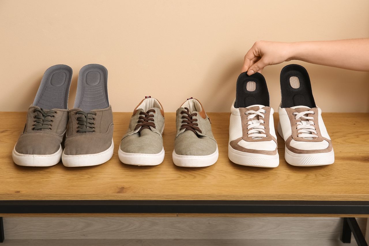Mesure du pied sur feuille, sneaker à côté, guide pratique pour semelle orthopédique et confort du pied
