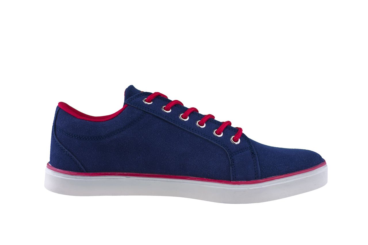 Sept baskets homme lifestyle alignées sur fond neutre, look urbain avec une paire bordeaux accentuée