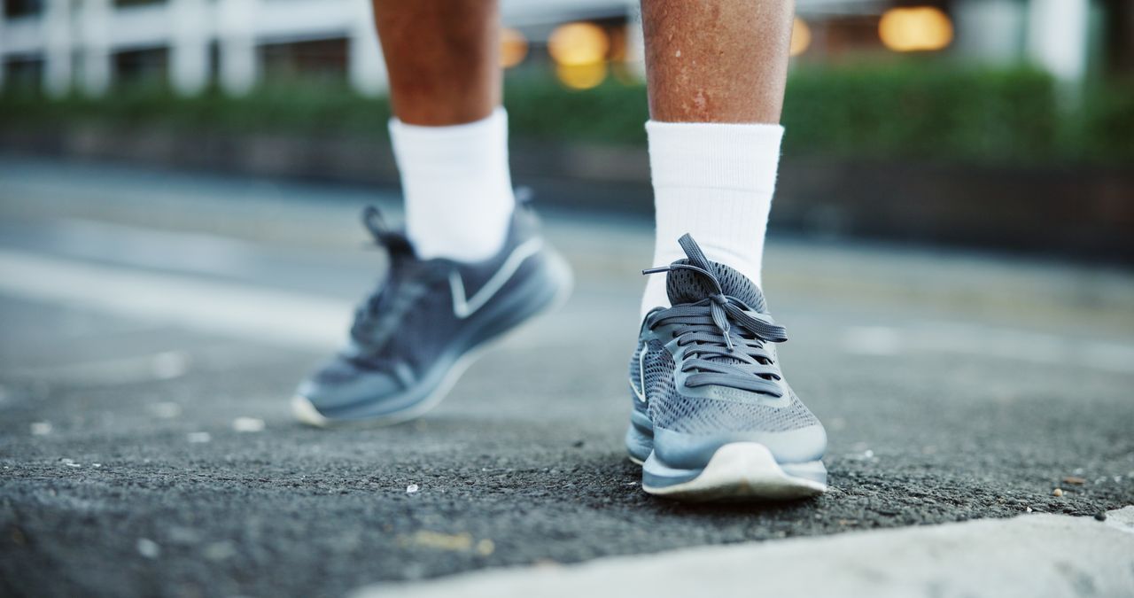 Street style bordelais : sneakers fines, runner rétro et paire bordeaux pour entraînement urbain.